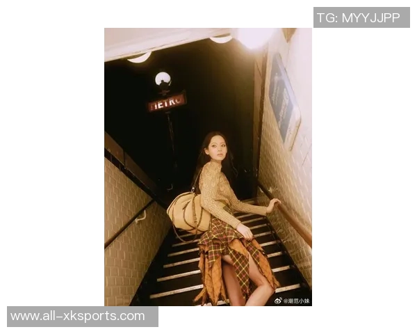 欧阳娜娜身穿阿森纳球衣漫步巴黎街头展现枪迷风采